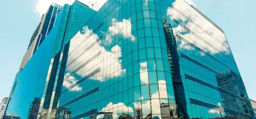 نمای شیشه‌ای ساختمان