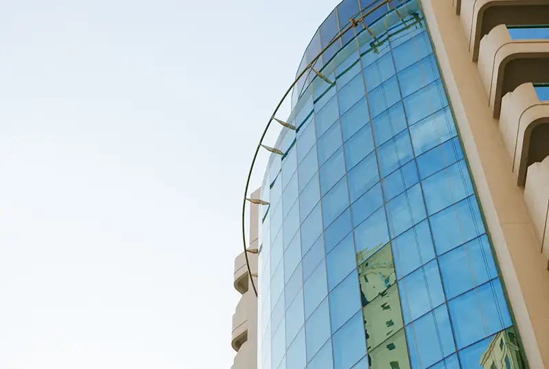 نمای ساختمان با شیشه سکوریت در تهران